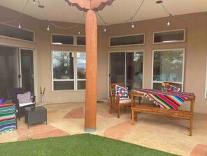 Outdoor dining - Light-filled New Mexican Villa with Mountain Views (Rio Rancho)