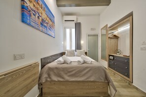 Deluxe Studio | Minibar, desk, soundproofing, iron/ironing board - Tritoni Studios Valletta (Floriana)