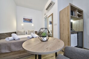 Monolocale panoramico | Minibar, una scrivania, insonorizzazione, ferro/asse da stiro