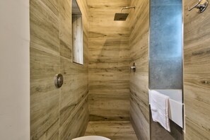 Deluxe Studio | Bathroom | Shower, hair dryer, towels