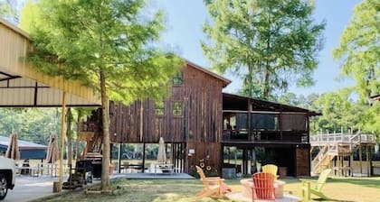 FALL!!! HOT TUB!! FIRE PIT! Getaway at this Epic Waterfront Home!!