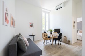 Business Apartment | Living area | 80-cm LCD TV with cable channels, TV, Netflix - Le Concorde (Marseille)