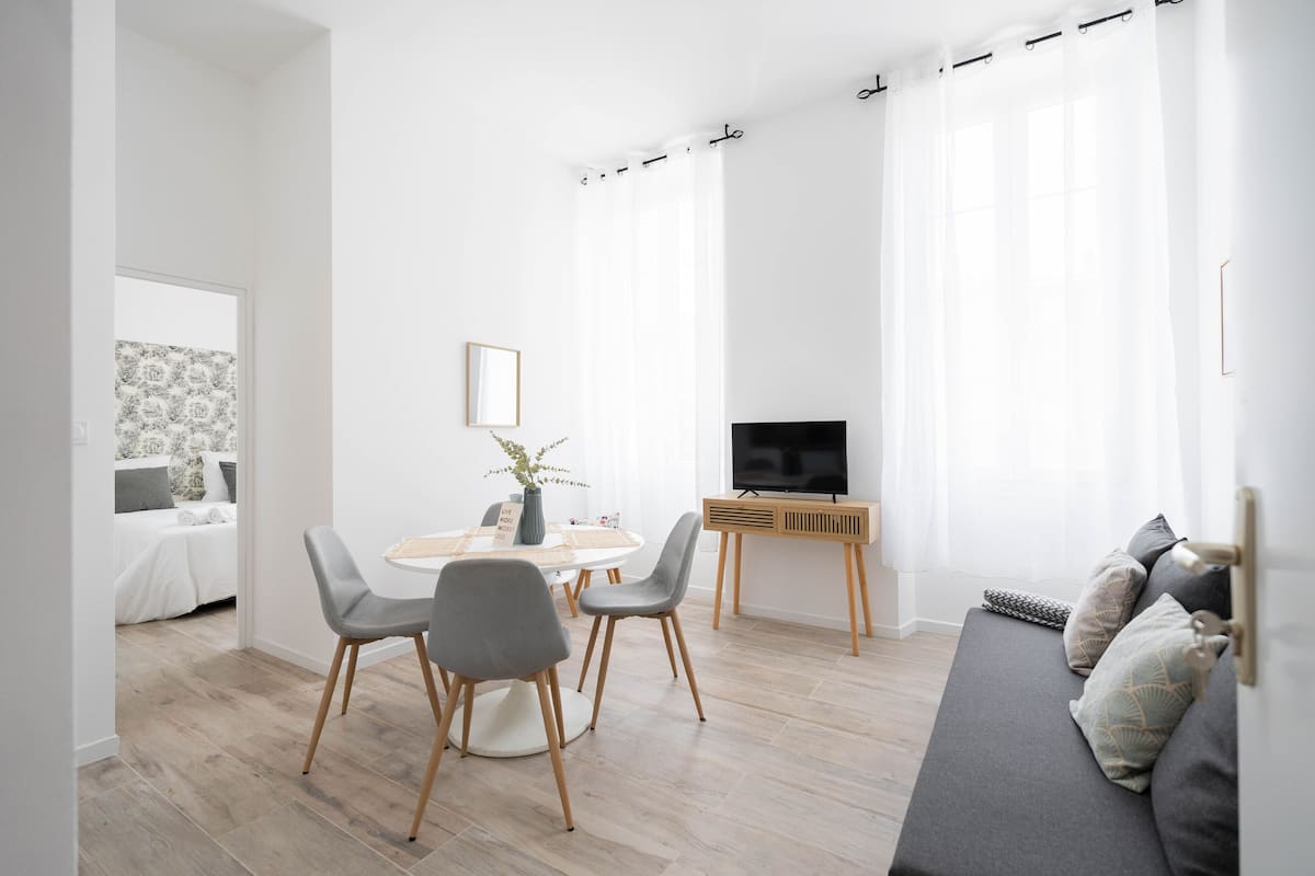 City-lejlighed | Opholdsområde | 80-centimeters LCD-tv med kabelkanaler, tv, Netflix