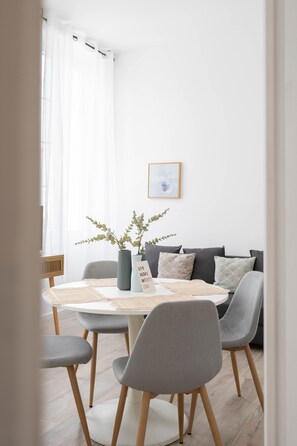 City Apartment | Living area | 80-cm LCD TV with cable channels, TV, Netflix - Le Concorde (Marseille)