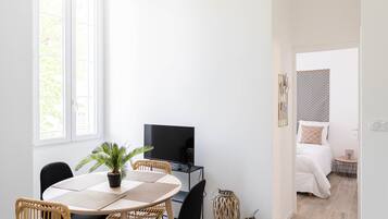 TelevisiĂłn LCD, Netflix, pelĂculas con cargo, servicios de streaming