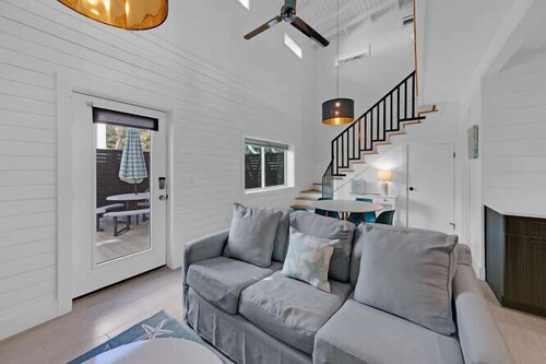 Old Seagrove "Sea Thyme" |1BR Guest House| Sleeps 4 |Steps to Beach! 2 Bikes!