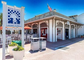 Outdoor dining - Seagrove "Seagrove Orange" | 3BR | Sleeps 8| 2 Bikes | Pool | Private Beach! (Santa Rosa Beach)