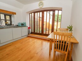 電冰箱、洗碗機、電熱水壺、烤麵包機