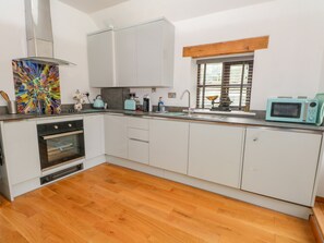 Kjøleskap, oppvaskmaskin, vannkoker og brødrister