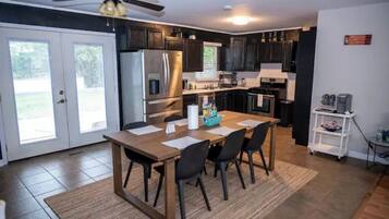 雪櫃、微波爐、焗爐、爐具