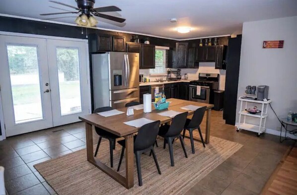 Fridge, microwave, oven, stovetop - Spacious 3 bdrm Cincy home (Cincinnati)