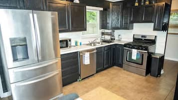 雪櫃、微波爐、焗爐、爐具