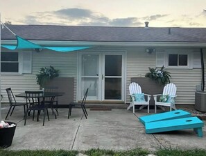 Outdoor dining - Spacious 3 bdrm Cincy home (Cincinnati)