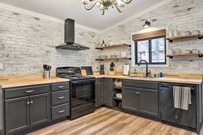 Kühlschrank, Mikrowelle, Herdplatte, Geschirrspüler
