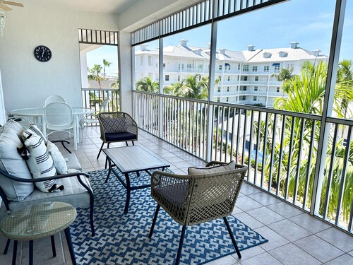 Fabulous 2-bedroom/2-bath condo with water views