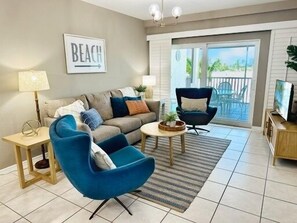 Televisión, reproductor de DVD y libros 