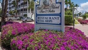 Une enseigne pour l’hôtel Olde Marco Island Inn & Suites, qui comprend un restaurant et des boutiques.