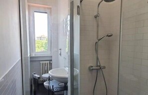 City-lejlighed | Badeværelse | Bruser, brusehoved med spredningseffekt, hårtørrer, bidet