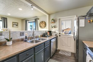 Réfrigérateur, micro-ondes, plaque de cuisson, lave-vaisselle