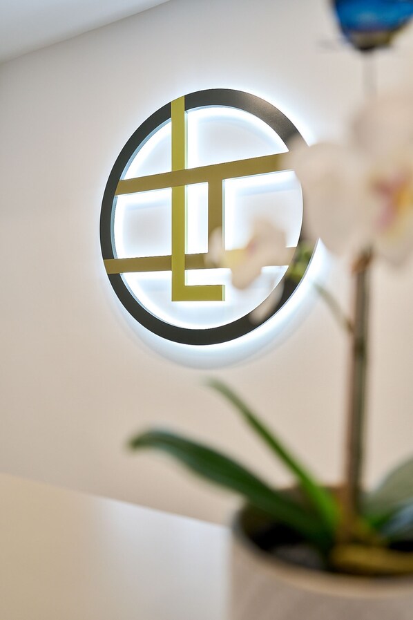 Un logo circulaire présentant un motif géométrique sur un mur.