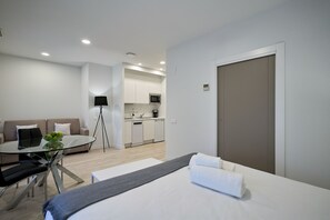 Suite ejecutiva, 1 cama de matrimonio, accesible para personas con discapacidad | Zona de estar | Televisión de 32 pulgadas con canales por cable