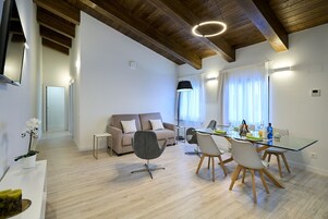 特级套房, 2 间卧室, 无烟房 | 起居区 | 32-英寸电视（配备有线频道）