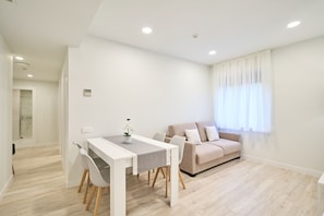 Suite superior, 2 habitaciones, no fumadores | Zona de estar | Televisión de 32 pulgadas con canales por cable