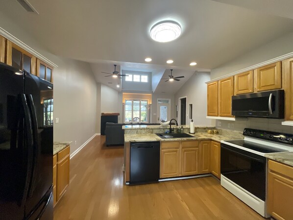 Refrigerador, microondas, horno y parrilla de estufa 