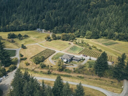 Spacious 4-Bedroom Farmstay at Pomeroy Cellars