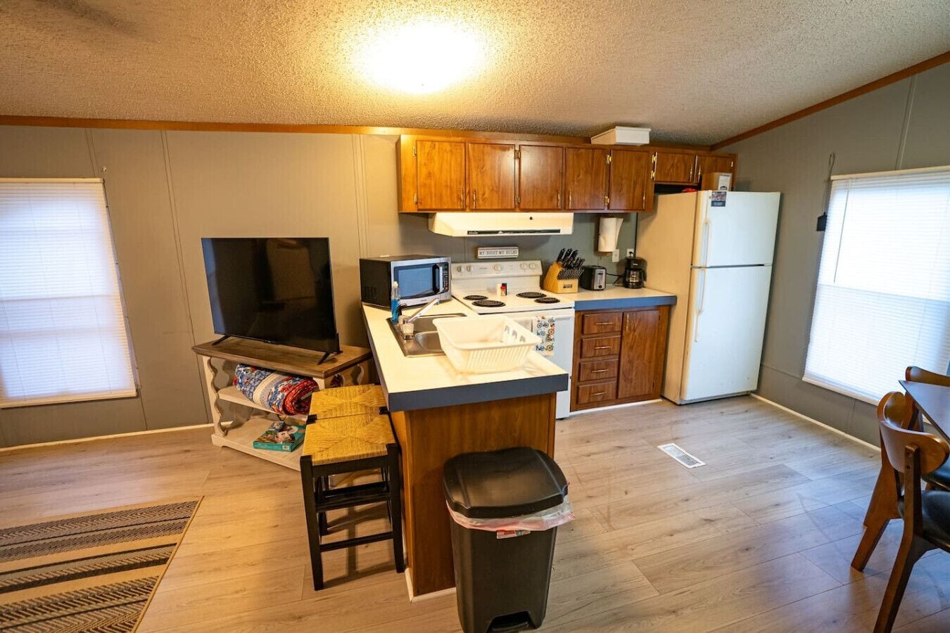 冷蔵庫、電子レンジ、オーブン、コンロ