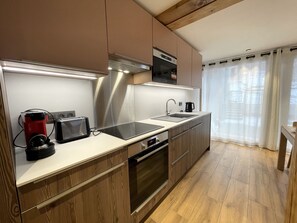 Een koelkast, een microgolfoven, een oven, een vaatwasser