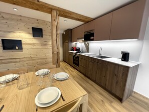 Kühlschrank, Mikrowelle, Ofen, Geschirrspüler