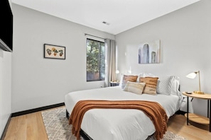 3 habitaciones, tabla de planchar con plancha y cuna de viaje 