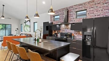 Kjøleskap, mikrobølgeovn, ovn og kokeplater