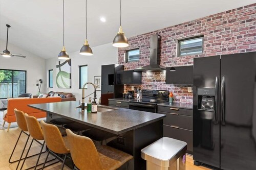 Mid-Century 3 BR In Heart of Downtown Lex