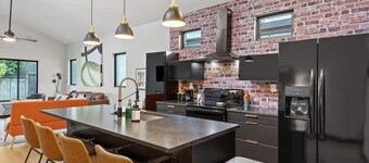 Mid-Century 3 BR In Heart of Downtown Lex