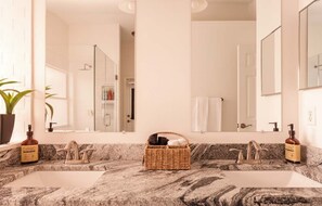Bathtub, hair dryer, towels, soap - ‼️Relaxing East Orlando Retreat w/ Private Pool (Orlando)