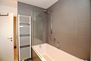 Combined shower/tub, hair dryer, towels, soap - Luxury apartment Alpenblick ***** with a dream view in a quiet, central location (Seefeld in Tirol)