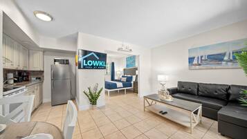Apartamento luxo | Área de estar | Smart TV 42 polegadas com canais digitais, TV, Netflix