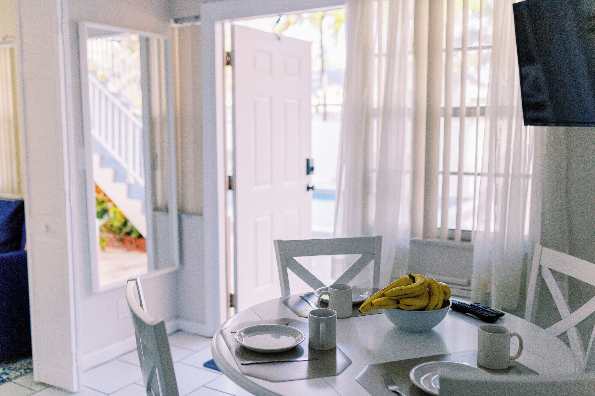 Căn hộ Premium | Khu phòng khách | Smart TV 42-inch có truyền hình kỹ thuật số, TV, Netflix 