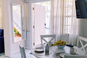 Appartement Premium | Coin séjour | TV connectée de 42 pouces avec chaînes numériques, télévision, Netflix