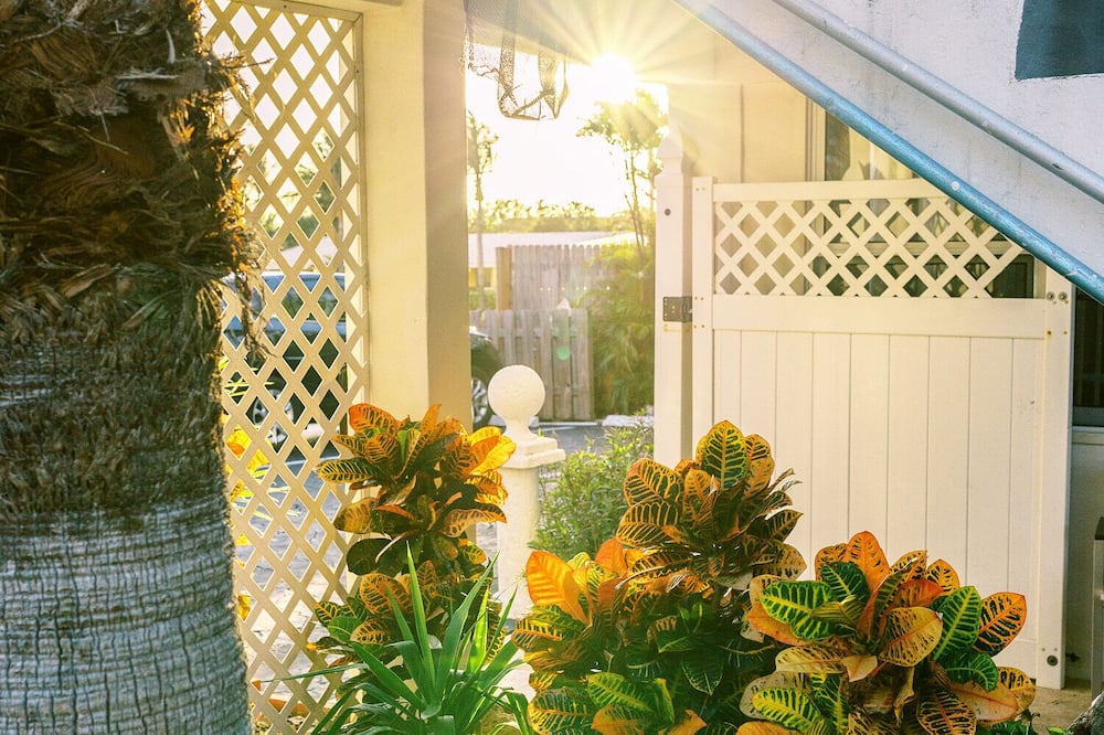 Beachside Gardens Apartments by Lowkl