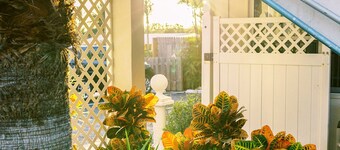 Beachside Gardens Apartments by Lowkl