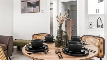 Premium 2-Bedroom 2-Bath Family Suite w/ Kitchen & Sofa Bed | In-room dining