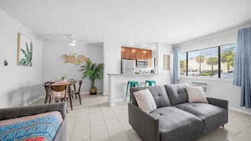 Superior Queen Studio w/ Kitchen & Futon | Soundproofing, free WiFi, bed sheets