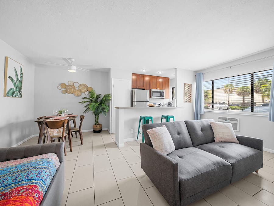 Superior Queen Studio w/ Kitchen & Futon | Soundproofing, WiFi (free), bed sheets