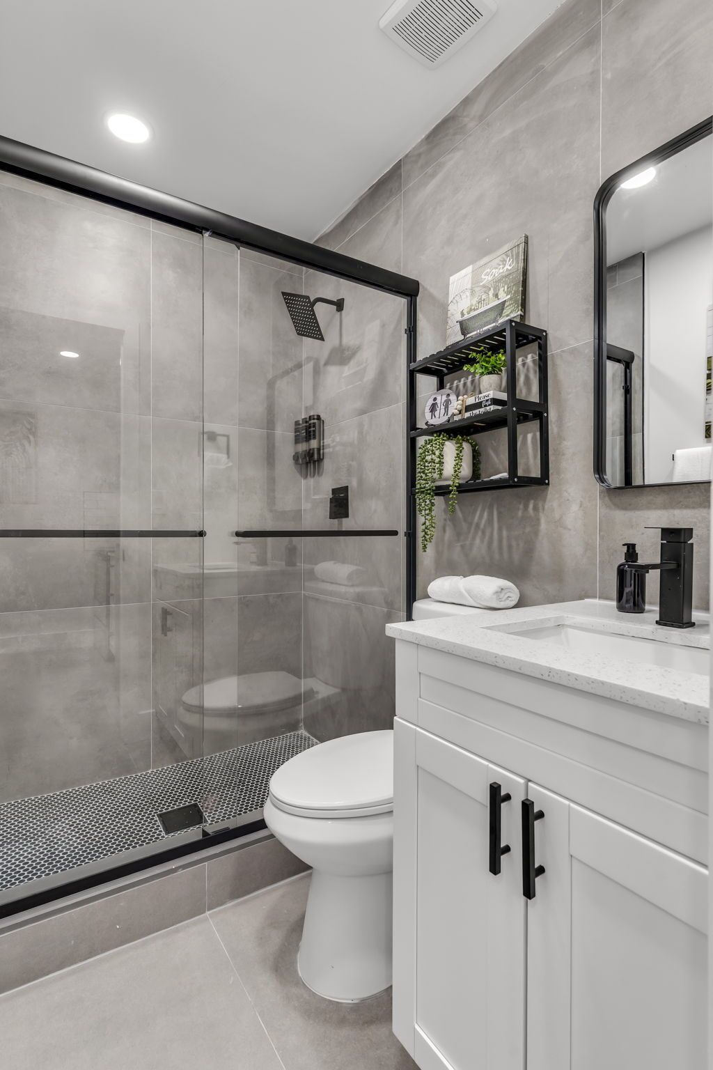Deluxe 1-Bedroom King w/ Kitchen & Sofa Bed | Bathroom | Combined shower/bathtub, towels, soap, shampoo