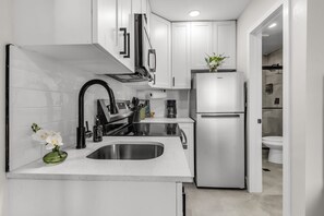Standard Studio | Dapur peribadi | Peti sejuk, ketuhar gelombang mikro, dapur, pembakar roti 
