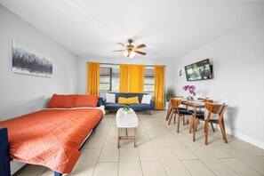 Deluxe 1-Bedroom King w/ Kitchen & Sofa Bed | Living area