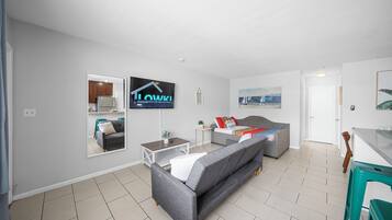Superior Queen Studio w/ Kitchen & Futon | Soundproofing, free WiFi, bed sheets